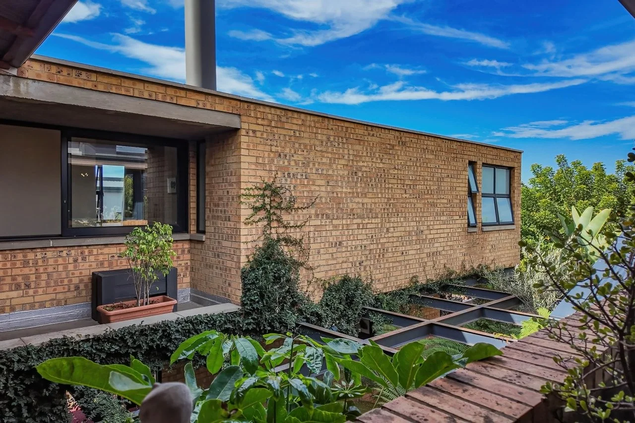 A STRIKING INDUSTRIAL-MODERN HOME IN  A PRIME MIDSTREAM RIDGE LOCATION, MOMENTS FROM AN  ACCESS GATE