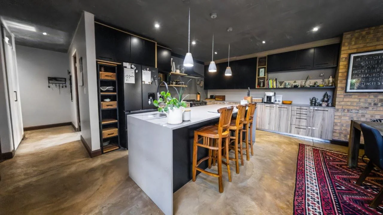 A STRIKING INDUSTRIAL-MODERN HOME IN  A PRIME MIDSTREAM RIDGE LOCATION, MOMENTS FROM AN  ACCESS GATE