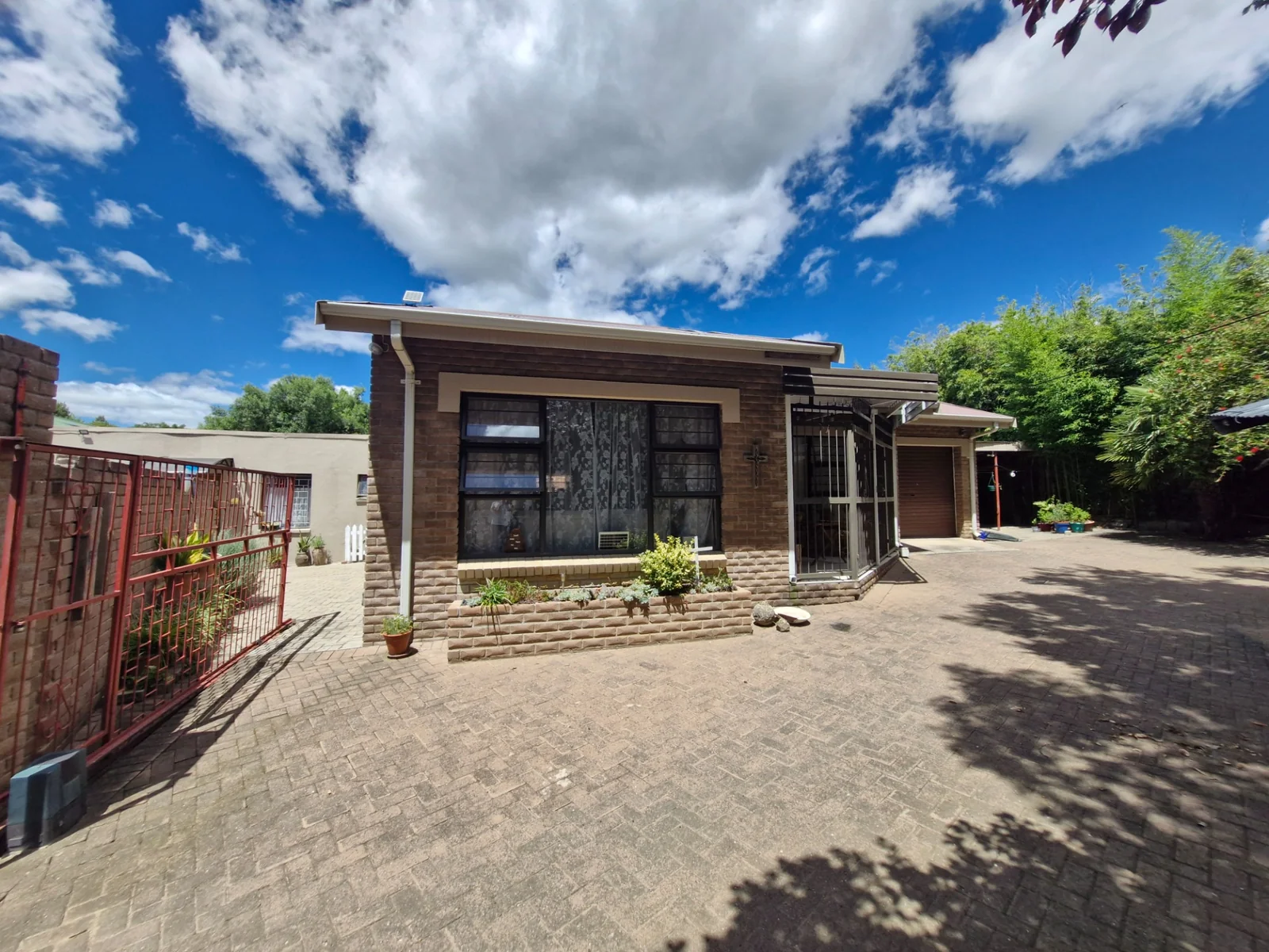 2 Bedroom Apartment close to Voortrekker High School