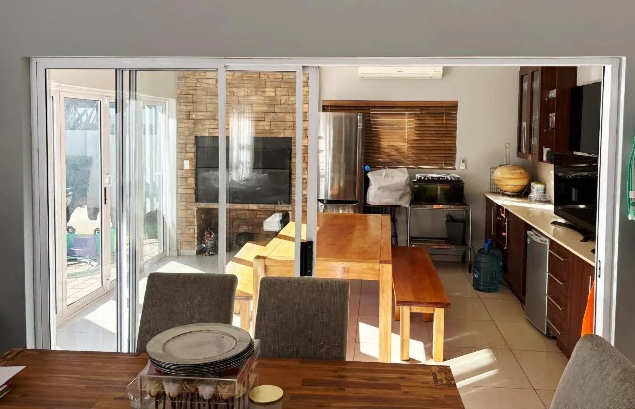 MODERN MONO-PITCHED HOME WITH 4 BEDROOMS IN THE LOVELY MIDSTREAM HILL.