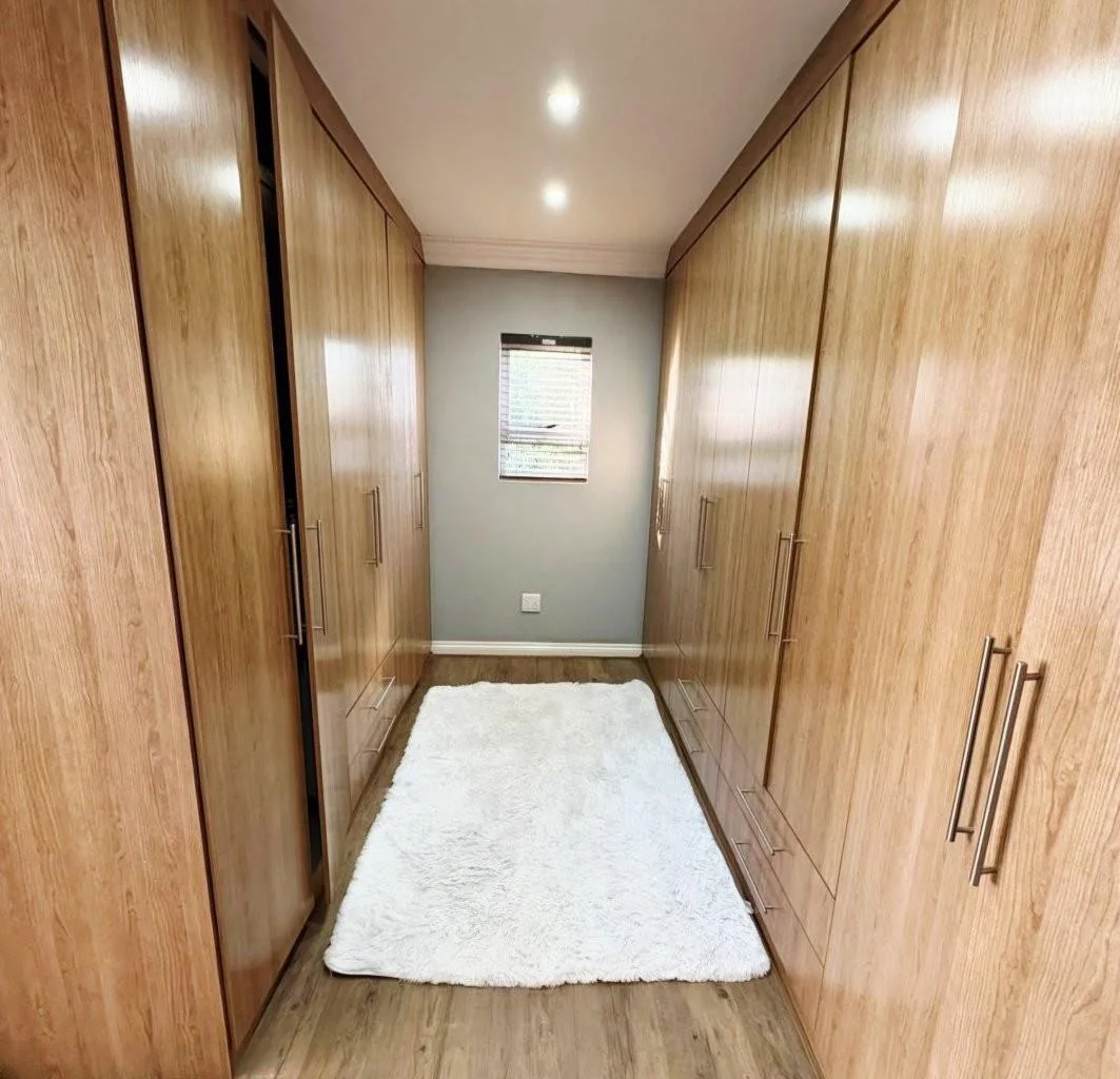 MODERN MONO-PITCHED HOME WITH 4 BEDROOMS IN THE LOVELY MIDSTREAM HILL.