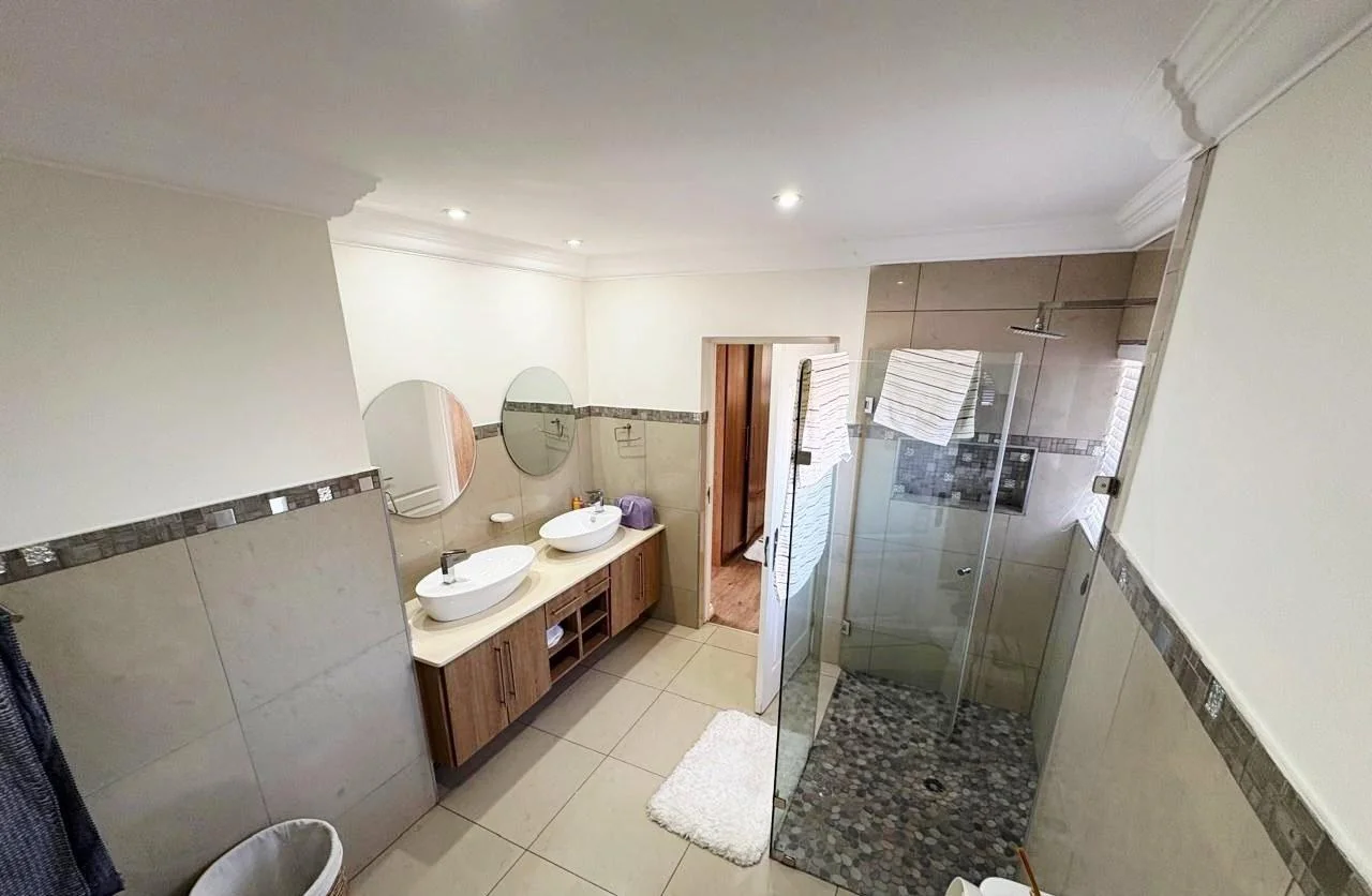 MODERN MONO-PITCHED HOME WITH 4 BEDROOMS IN THE LOVELY MIDSTREAM HILL.