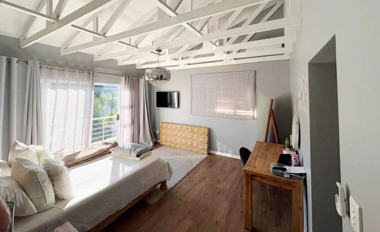 MODERN MONO-PITCHED HOME WITH 4 BEDROOMS IN THE LOVELY MIDSTREAM HILL.