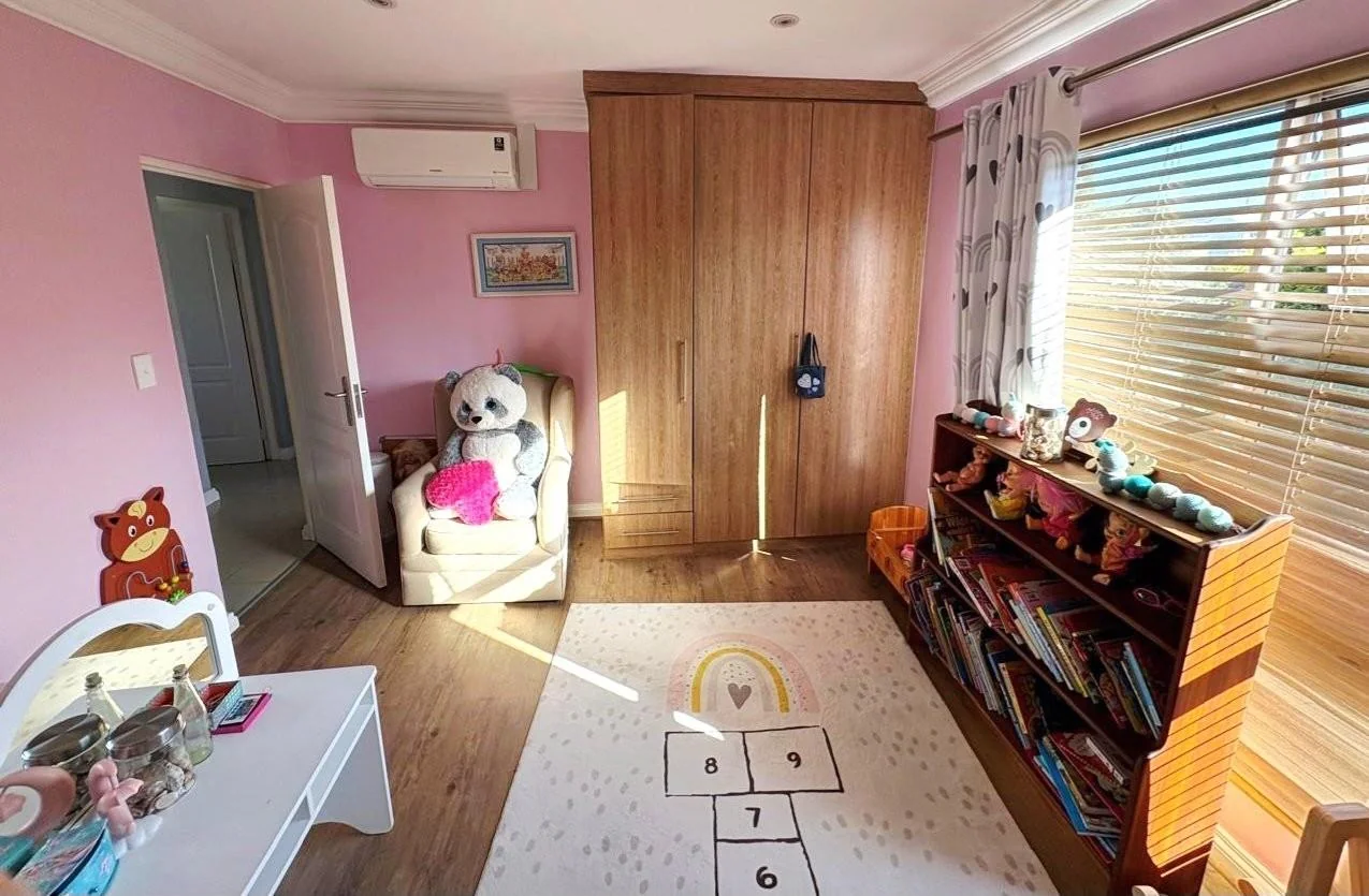 MODERN MONO-PITCHED HOME WITH 4 BEDROOMS IN THE LOVELY MIDSTREAM HILL.