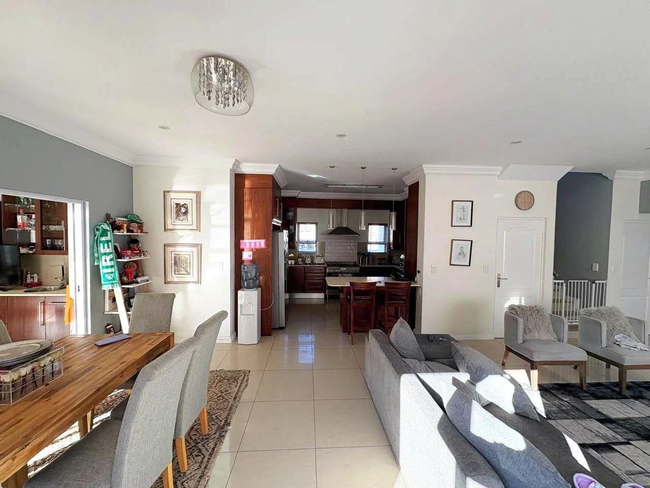 MODERN MONO-PITCHED HOME WITH 4 BEDROOMS IN THE LOVELY MIDSTREAM HILL.