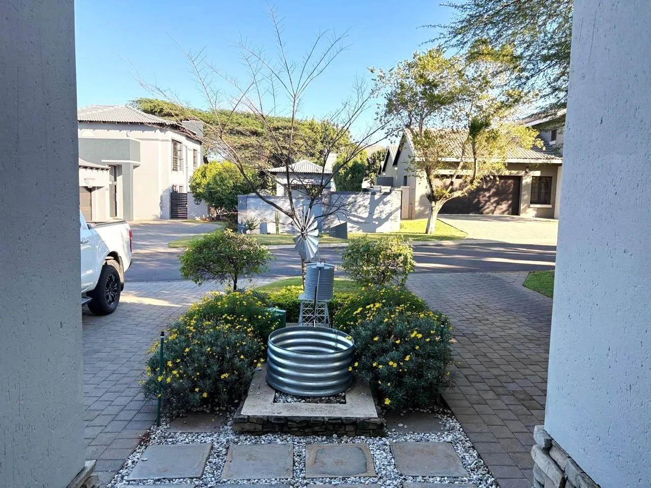 MODERN MONO-PITCHED HOME WITH 4 BEDROOMS IN THE LOVELY MIDSTREAM HILL.