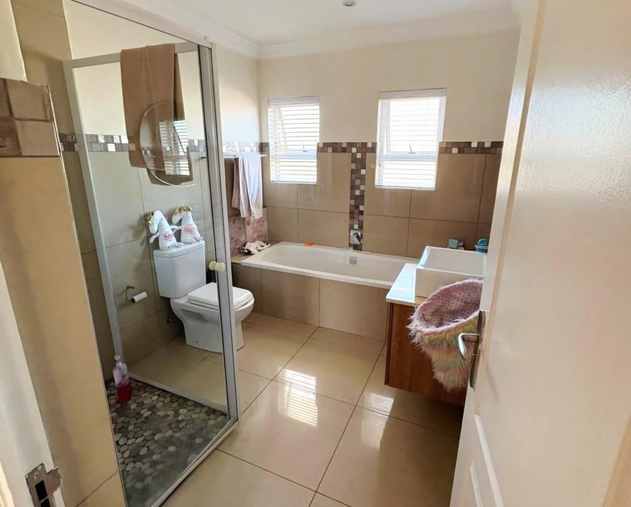 MODERN MONO-PITCHED HOME WITH 4 BEDROOMS IN THE LOVELY MIDSTREAM HILL.