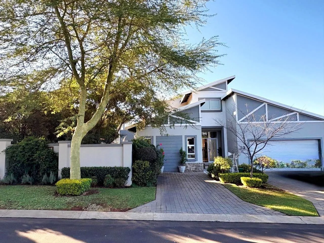 MODERN MONO-PITCHED HOME WITH 4 BEDROOMS IN THE LOVELY MIDSTREAM HILL.