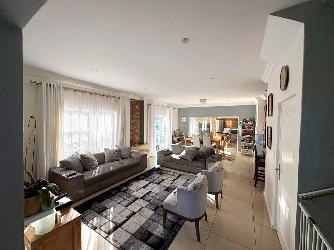 MODERN MONO-PITCHED HOME WITH 4 BEDROOMS IN THE LOVELY MIDSTREAM HILL.