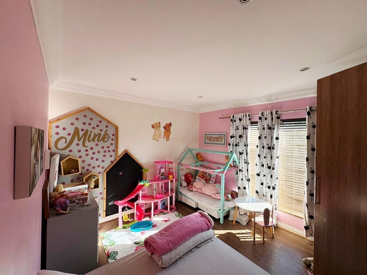 MODERN MONO-PITCHED HOME WITH 4 BEDROOMS IN THE LOVELY MIDSTREAM HILL.