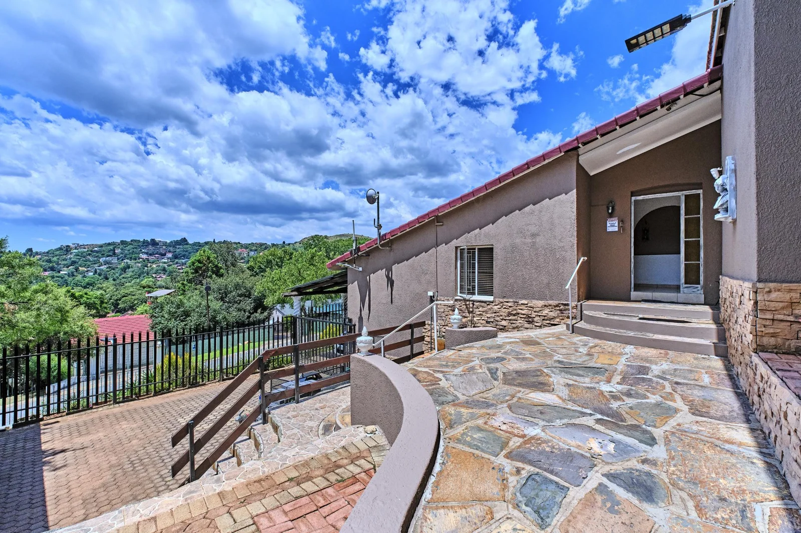 3 Bedroom Home with Fabulous Family Space and Spectacular Views