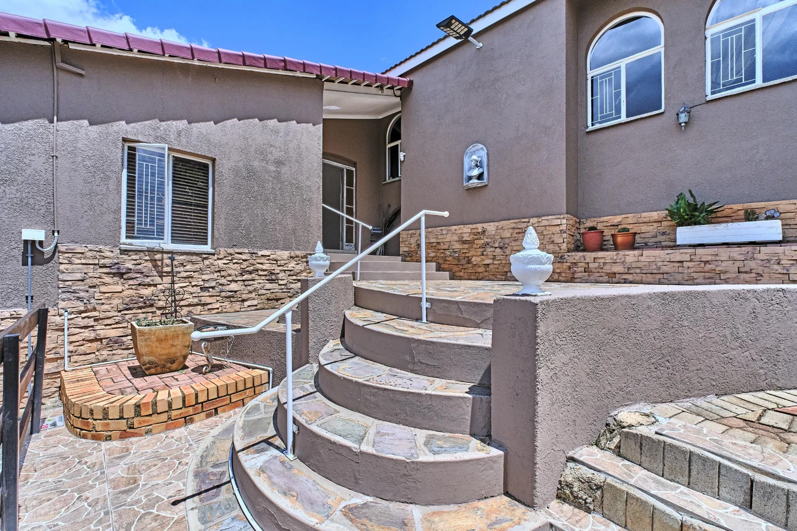 3 Bedroom Home with Fabulous Family Space and Spectacular Views