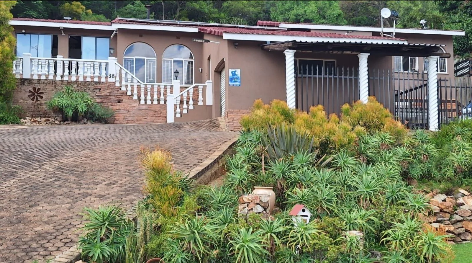 3 Bedroom Home with Fabulous Family Space and Spectacular Views