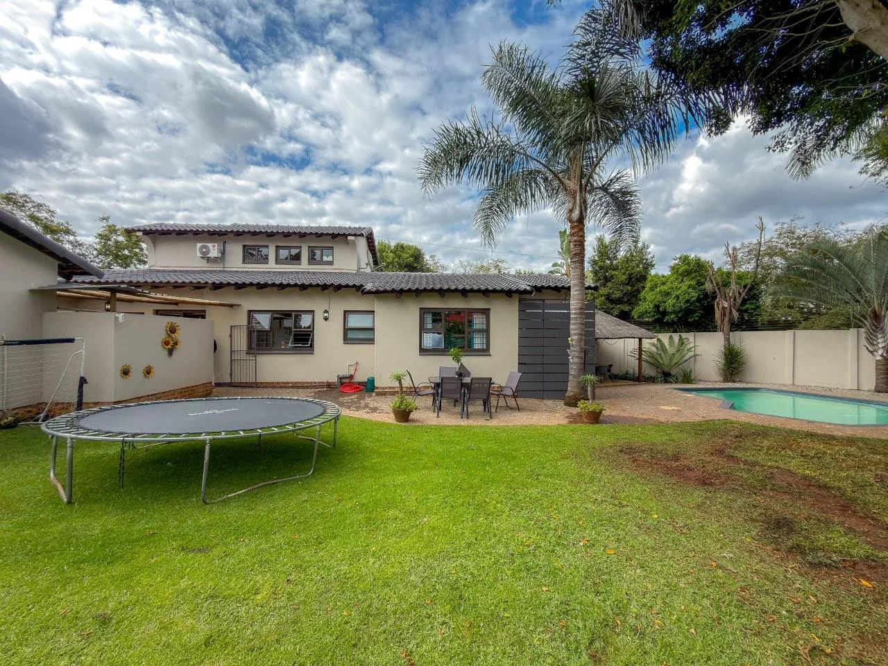 ROOIHUISKRAAL GEM :  ELEVATED LIFESTYLE AVAILABLE.