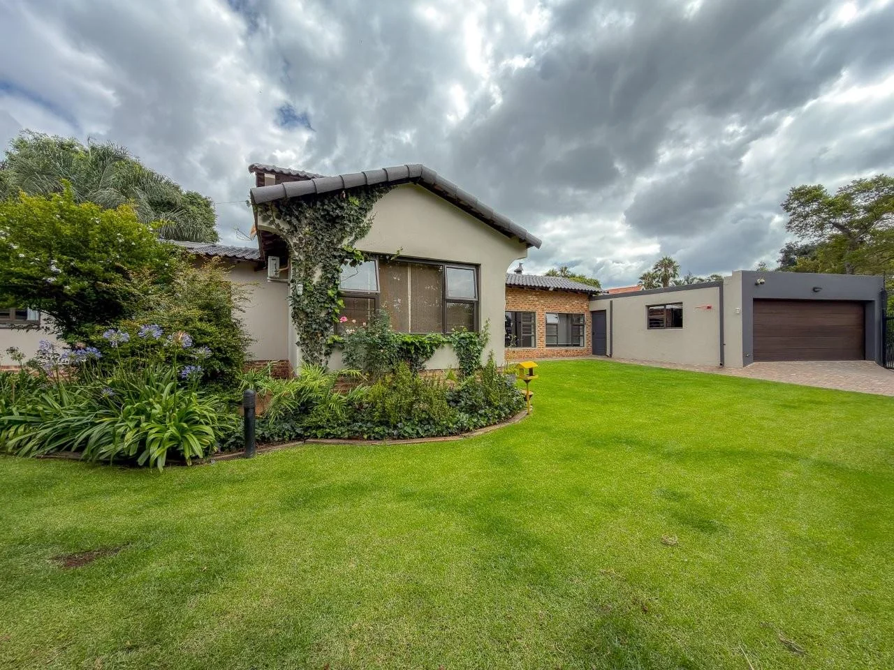 ROOIHUISKRAAL GEM :  ELEVATED LIFESTYLE AVAILABLE.