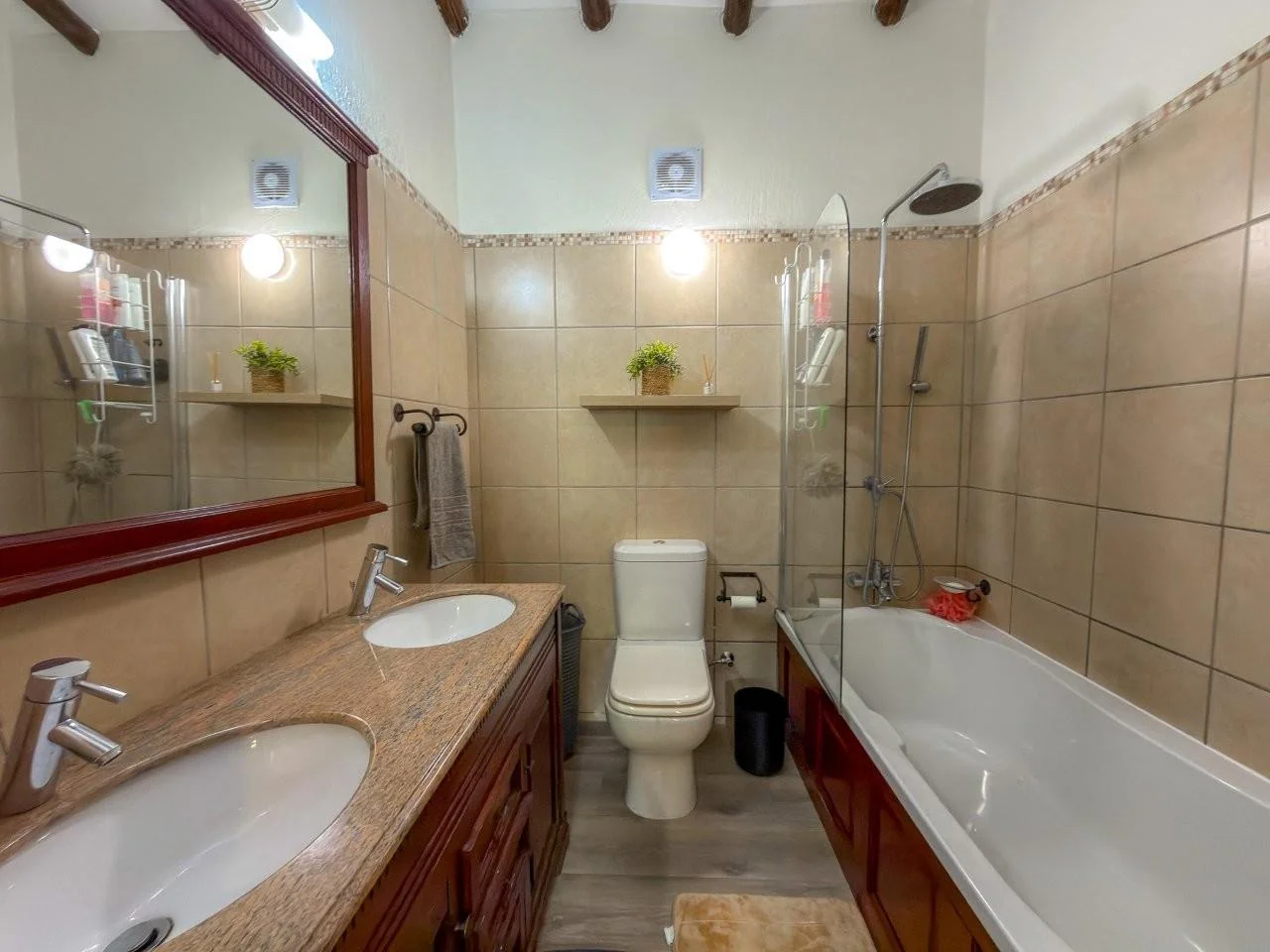 ROOIHUISKRAAL GEM :  ELEVATED LIFESTYLE AVAILABLE.