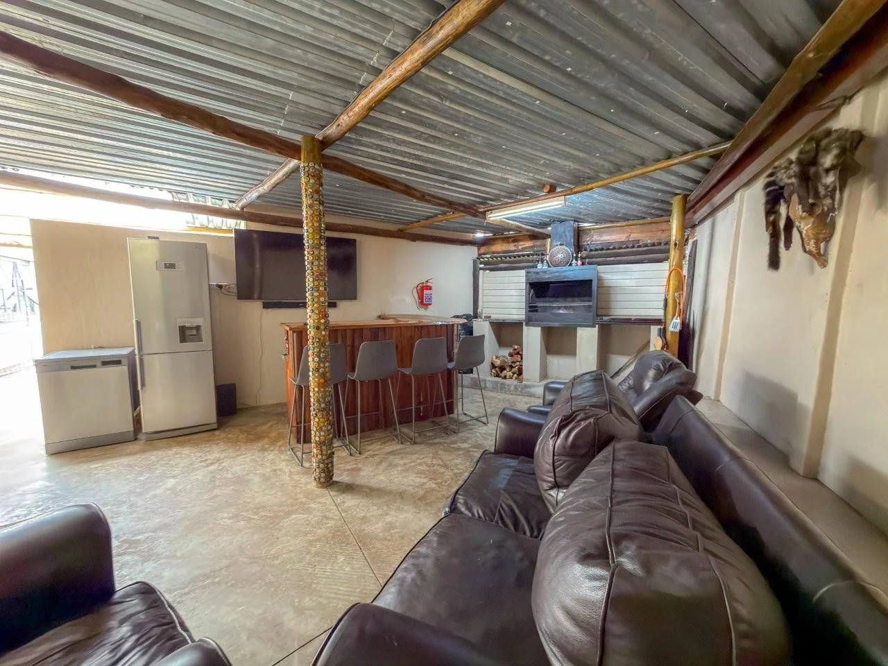 ROOIHUISKRAAL GEM :  ELEVATED LIFESTYLE AVAILABLE.