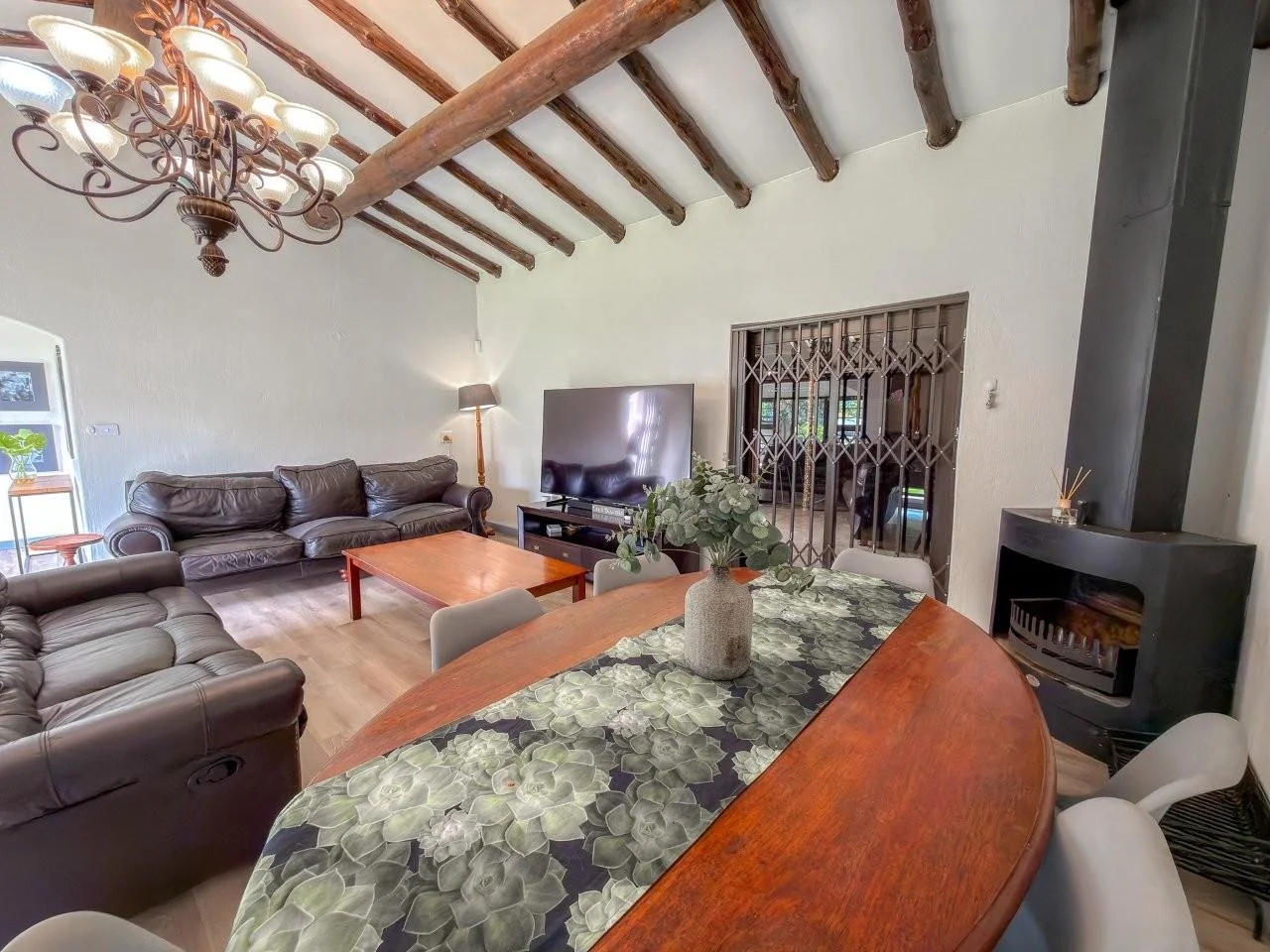 ROOIHUISKRAAL GEM :  ELEVATED LIFESTYLE AVAILABLE.