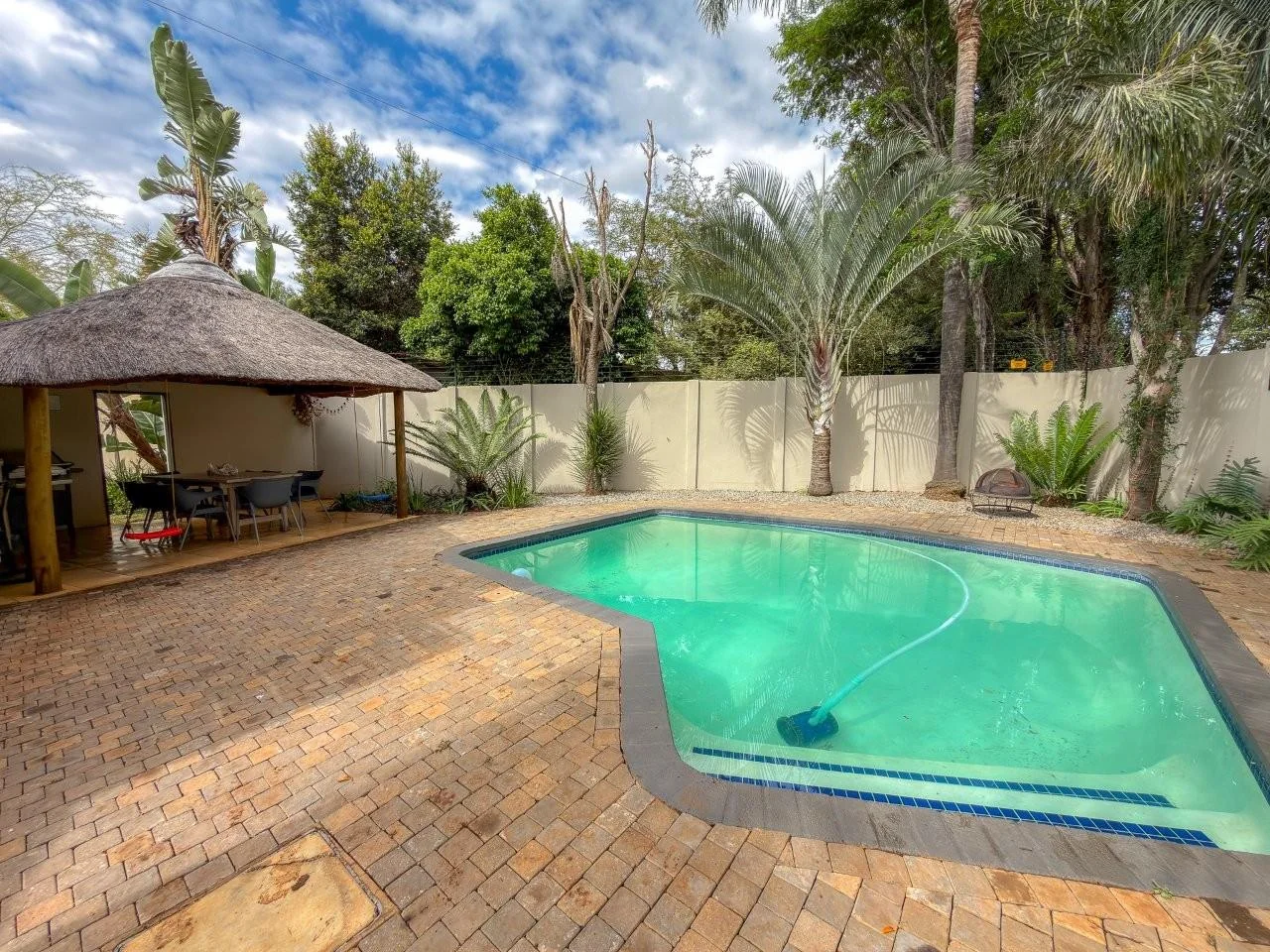 ROOIHUISKRAAL GEM :  ELEVATED LIFESTYLE AVAILABLE.