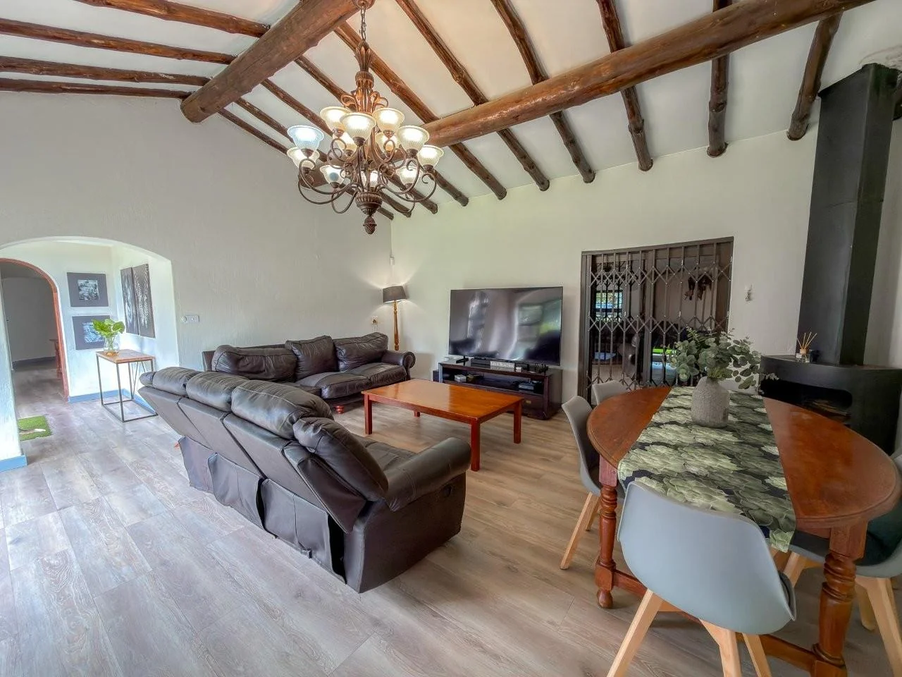 ROOIHUISKRAAL GEM :  ELEVATED LIFESTYLE AVAILABLE.