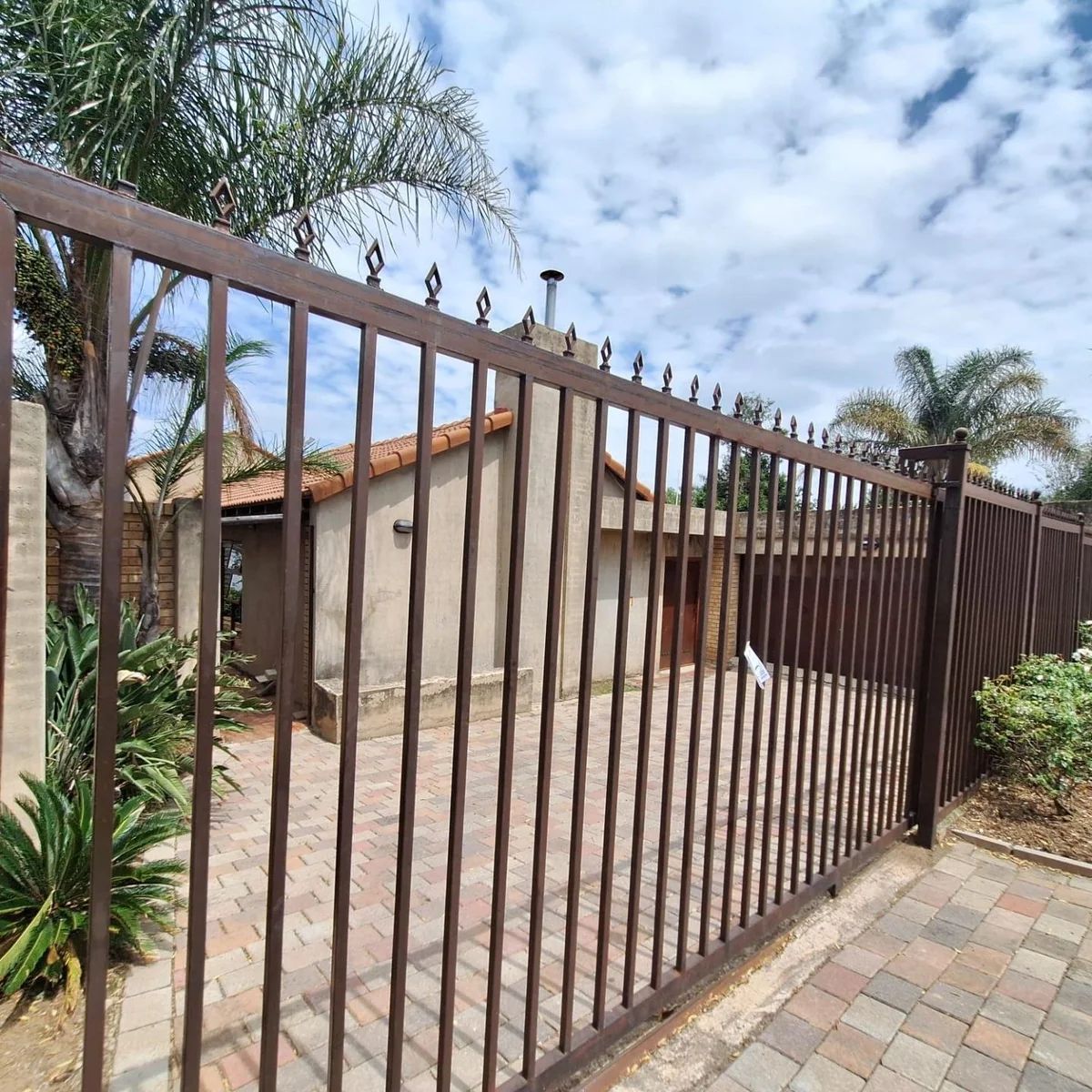 Spacious 5 bedroom family Home with Exceptional Versatility