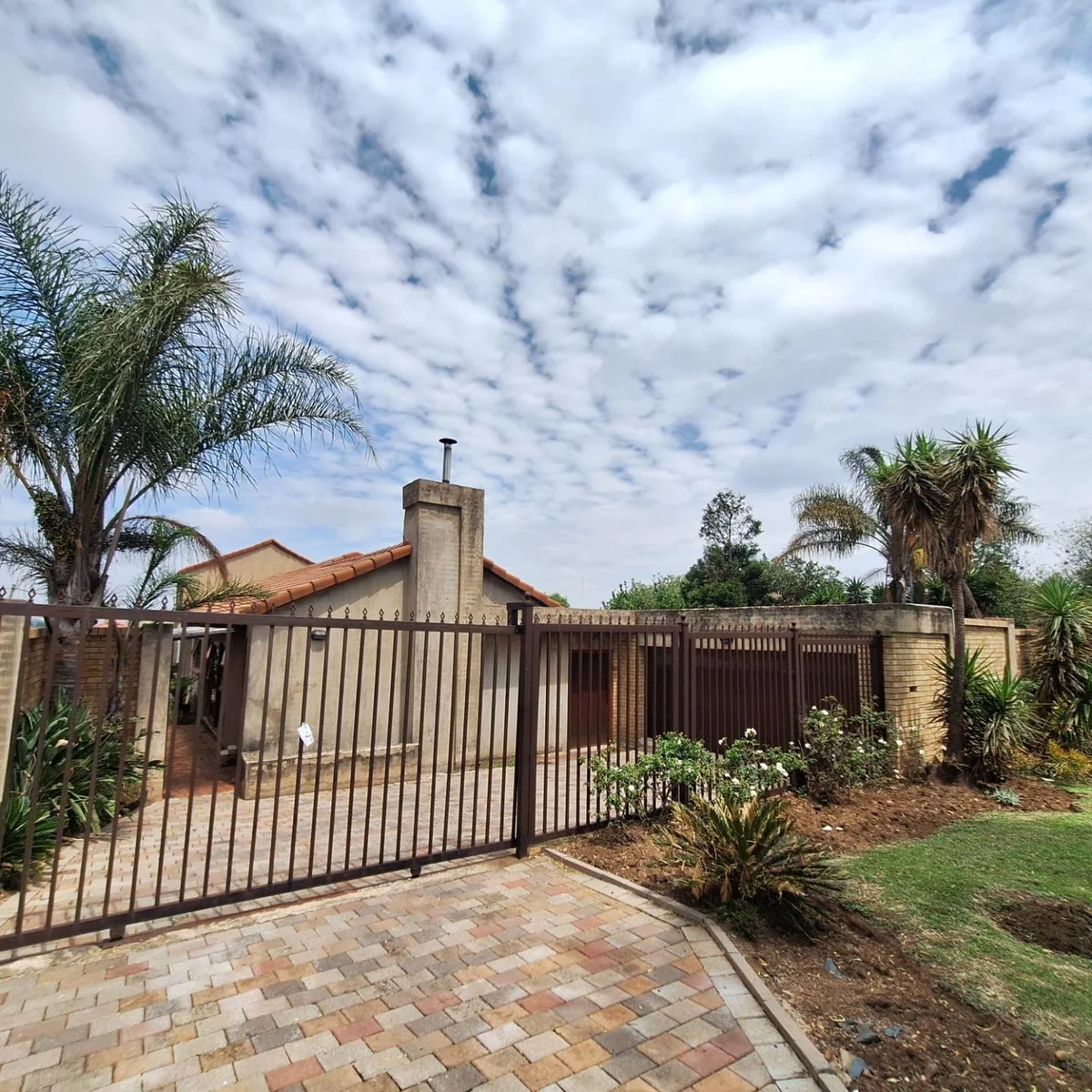 Spacious 5 bedroom family Home with Exceptional Versatility