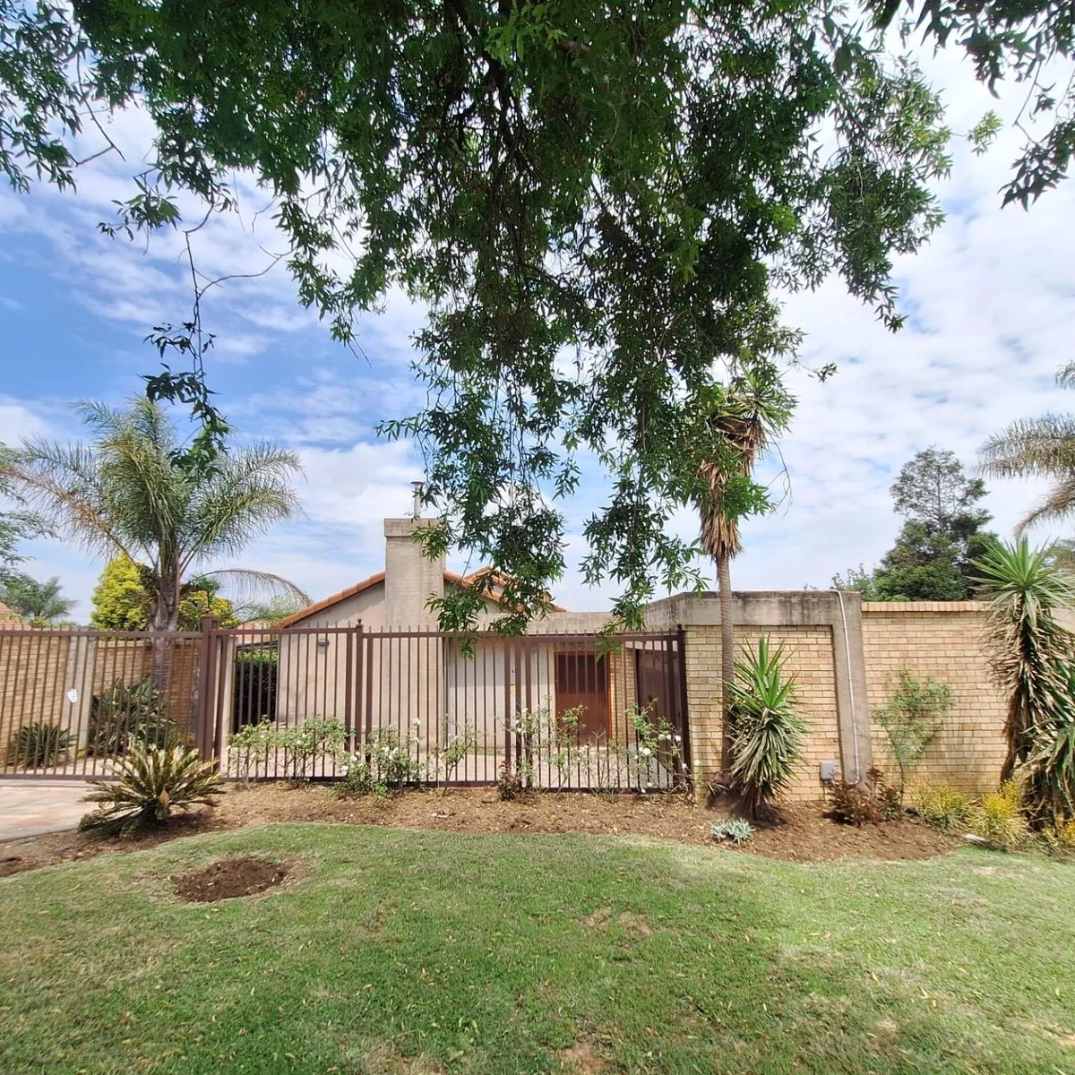 Spacious 5 bedroom family Home with Exceptional Versatility