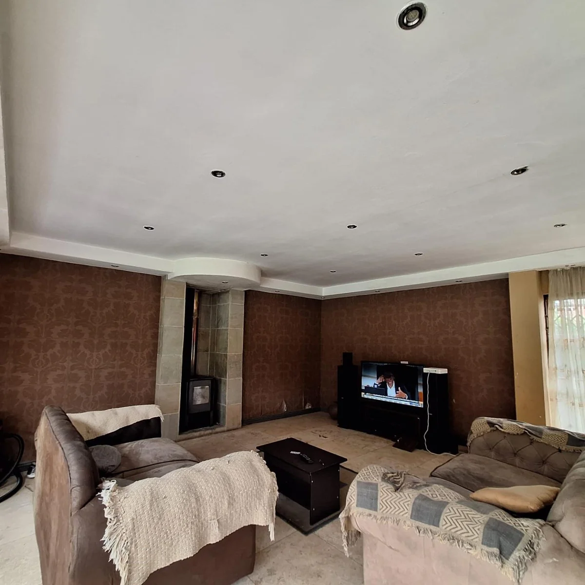 Spacious 5 bedroom family Home with Exceptional Versatility