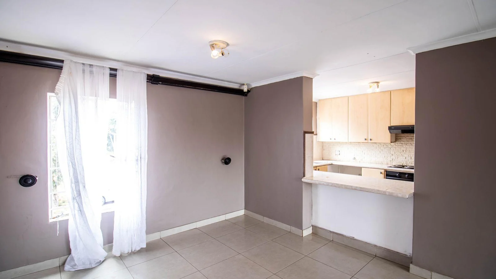 Welcome to this spacious 120sqm first-floor corner unit located in the ever-popular and well-secured Eco Park Estate, right in the heart of Centurion.