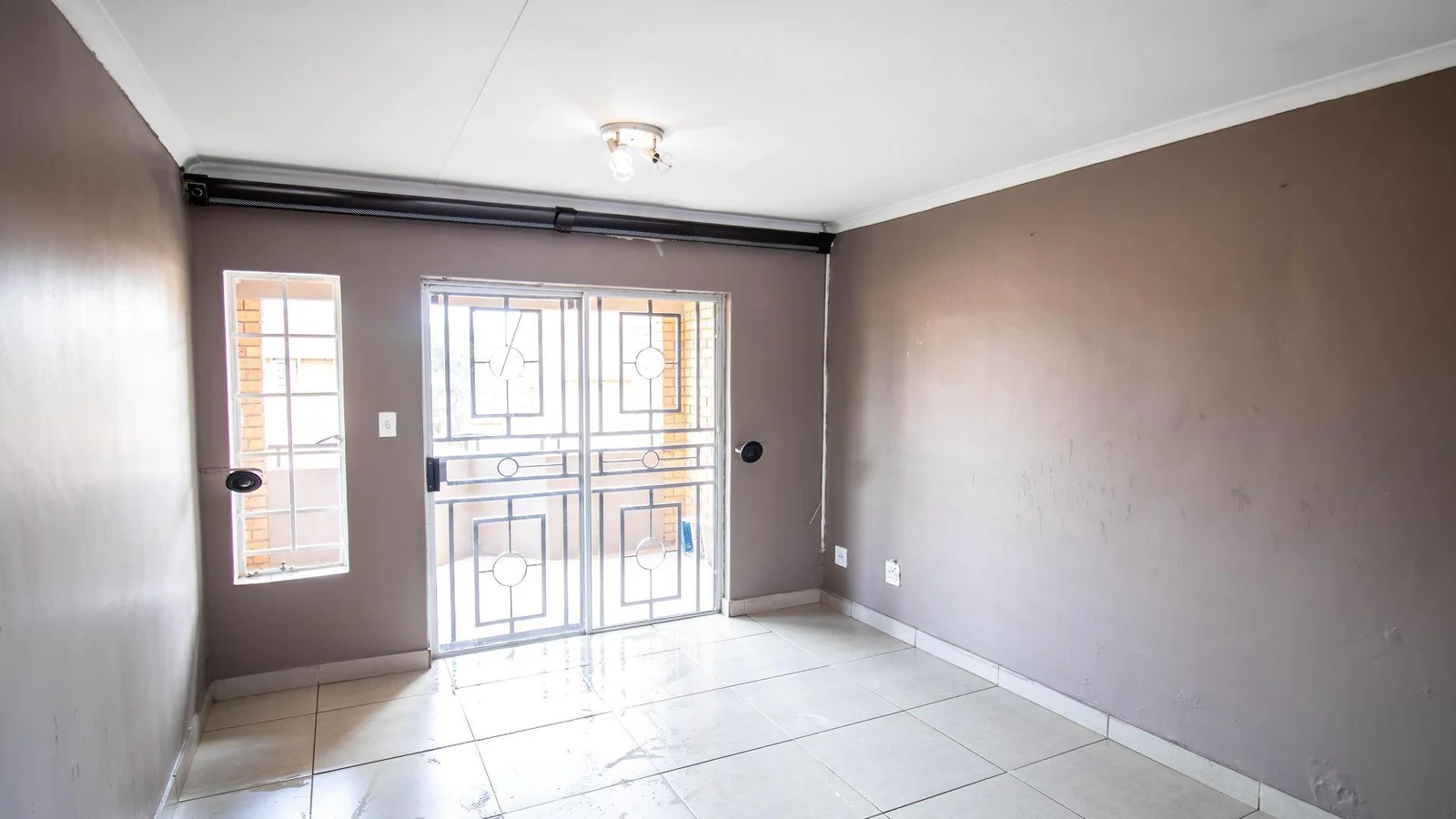 Welcome to this spacious 120sqm first-floor corner unit located in the ever-popular and well-secured Eco Park Estate, right in the heart of Centurion.