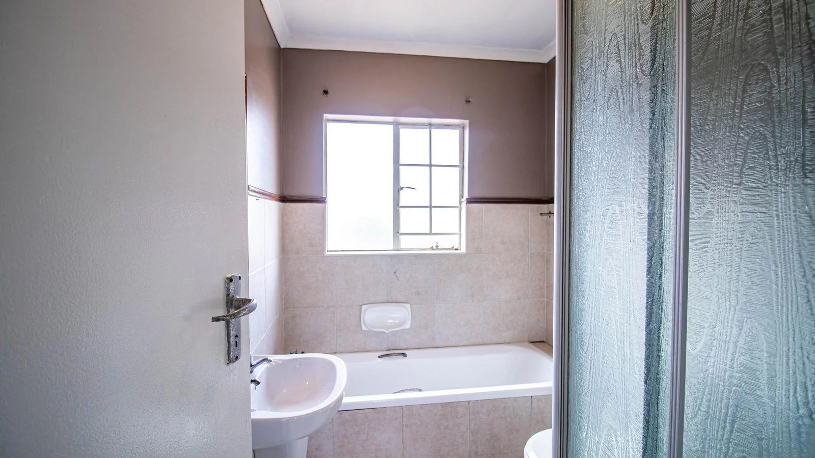 Welcome to this spacious 120sqm first-floor corner unit located in the ever-popular and well-secured Eco Park Estate, right in the heart of Centurion.