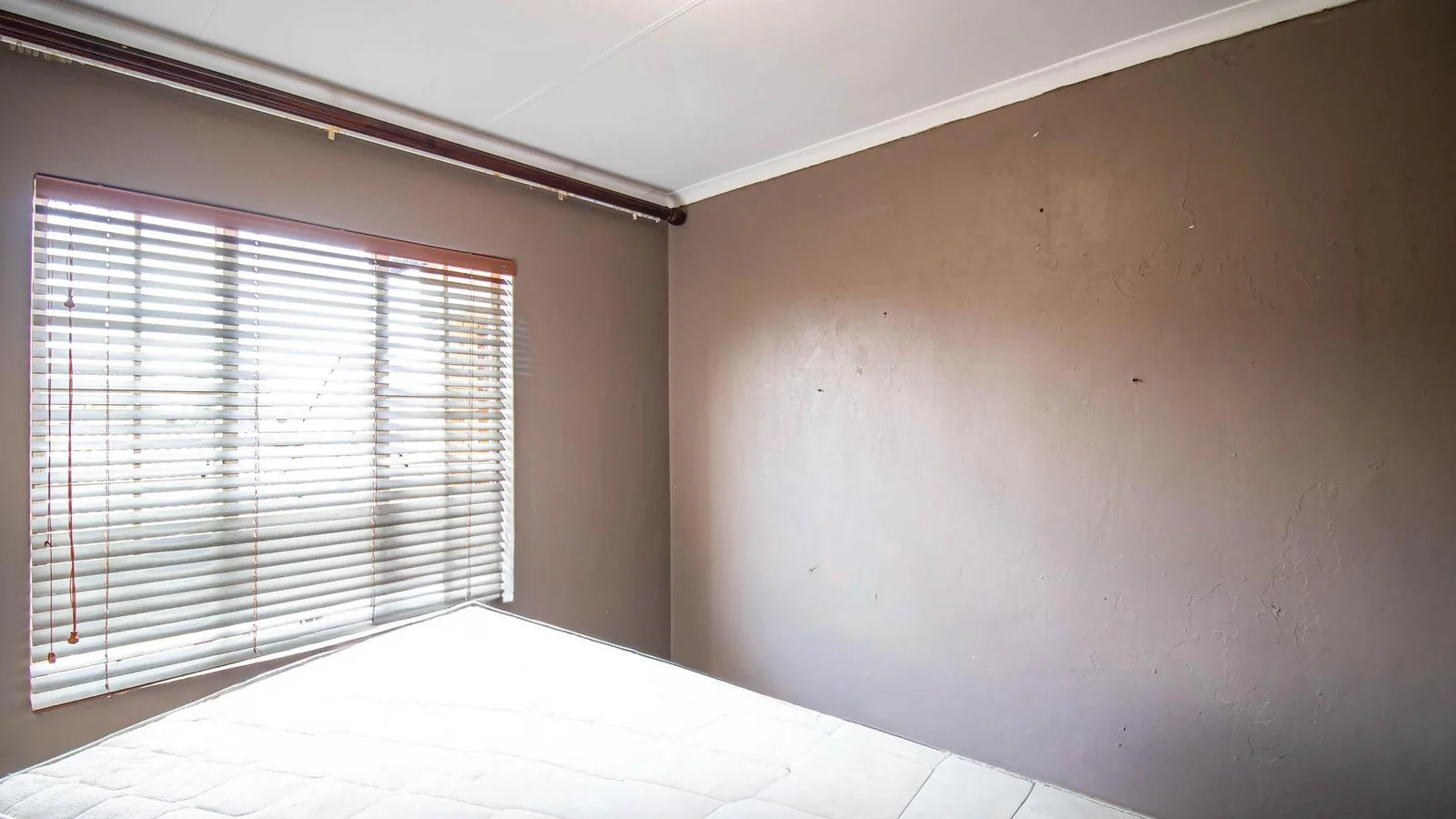 Welcome to this spacious 120sqm first-floor corner unit located in the ever-popular and well-secured Eco Park Estate, right in the heart of Centurion.