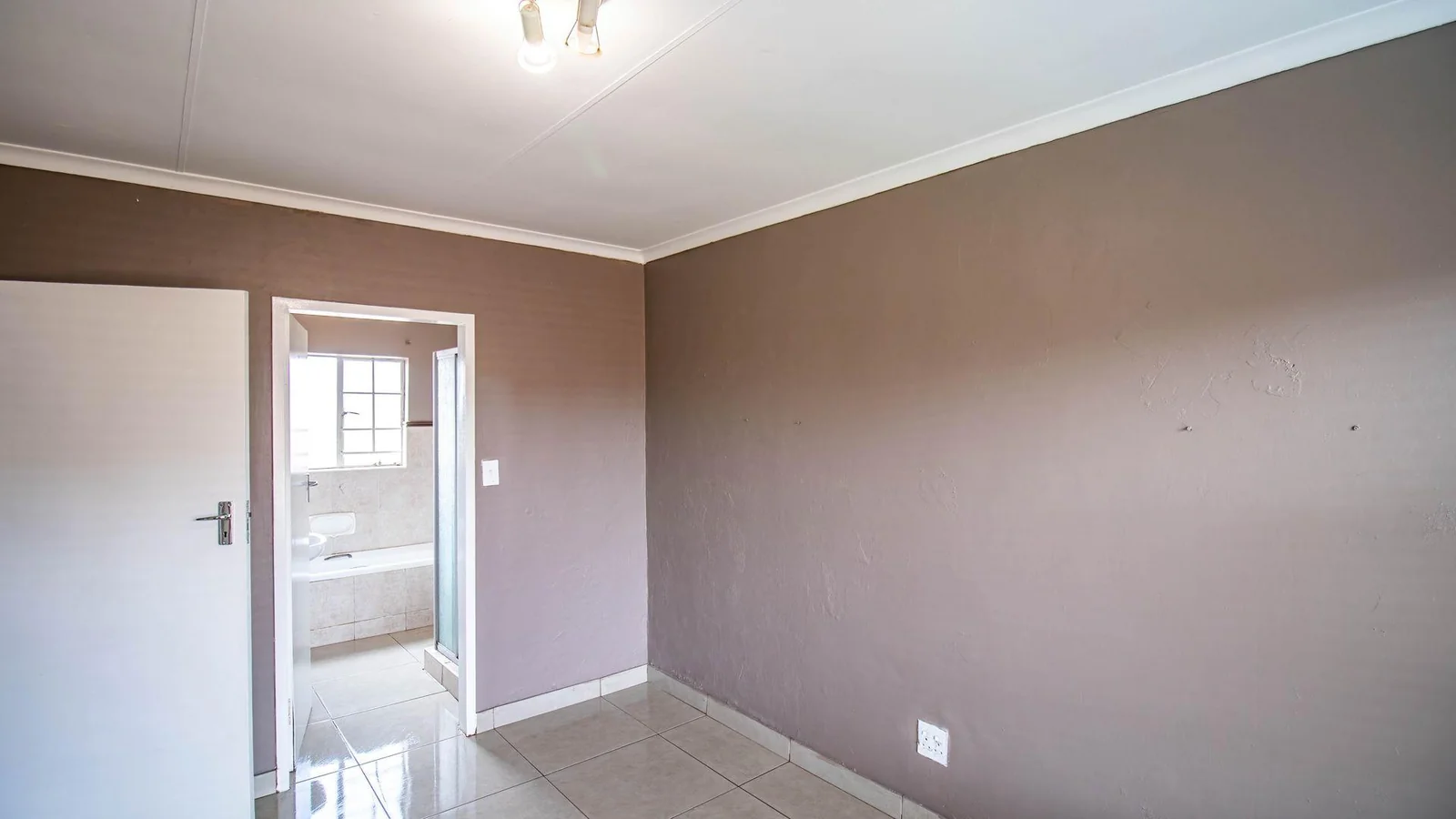 Welcome to this spacious 120sqm first-floor corner unit located in the ever-popular and well-secured Eco Park Estate, right in the heart of Centurion.