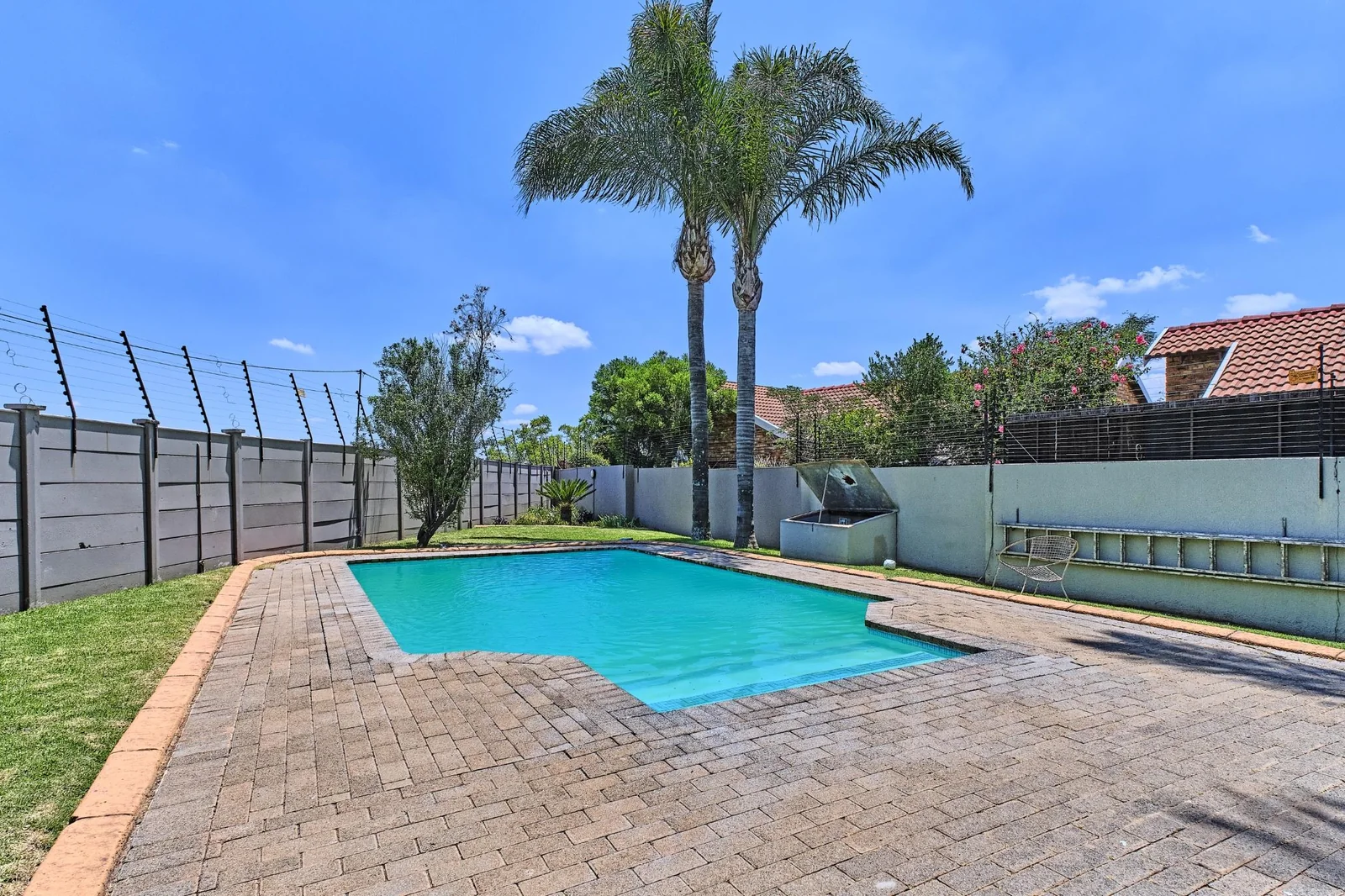1 bedroom, 1 Bathroom pet friendly ground floor apartment for Sale in Radiokop, Roodepoort
