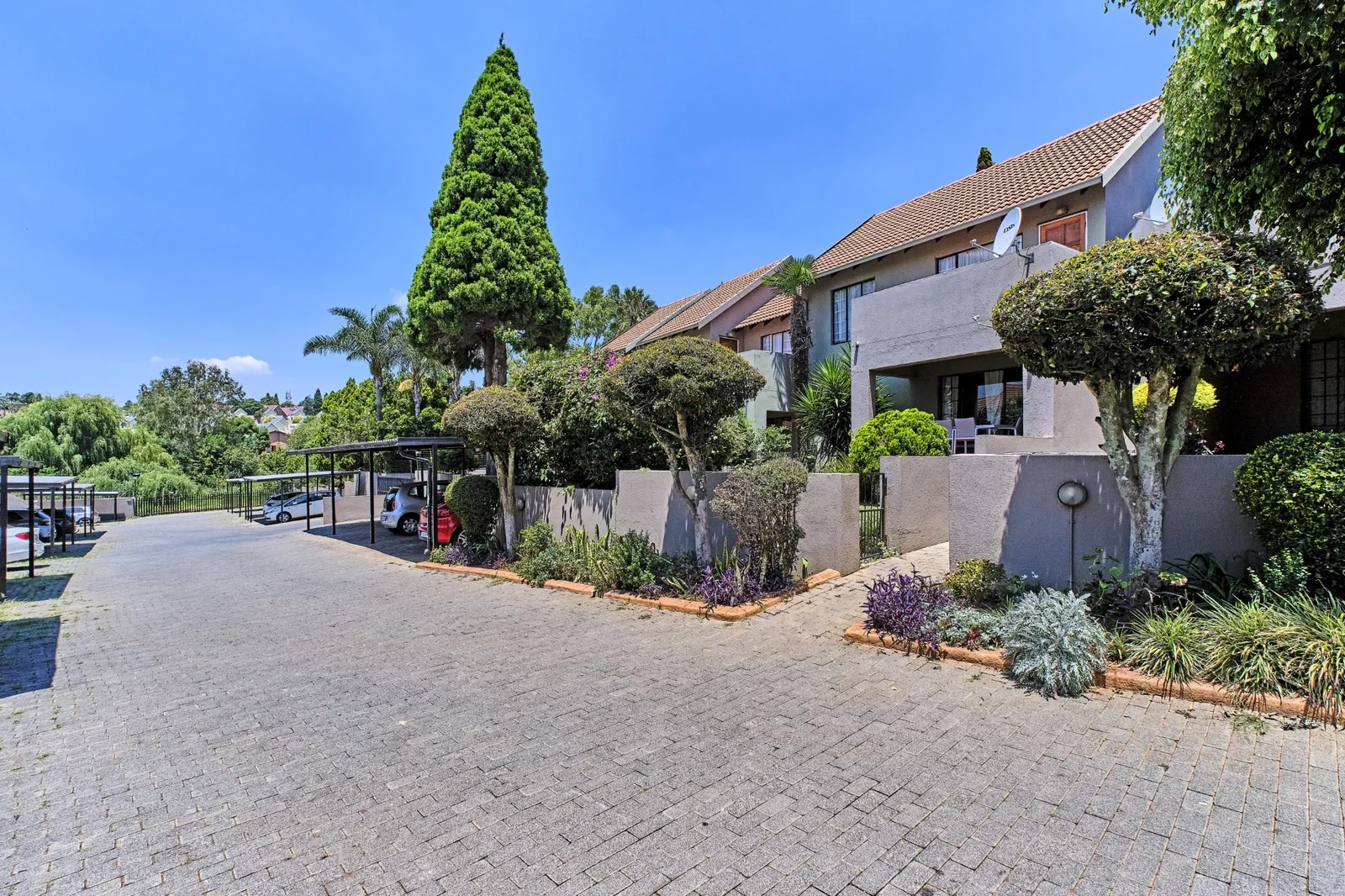 1 bedroom, 1 Bathroom pet friendly ground floor apartment for Sale in Radiokop, Roodepoort
