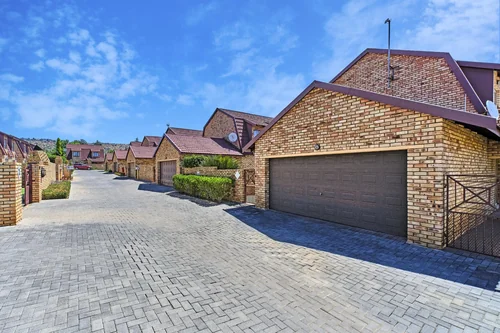 8 Van Dalen  North, Willowbrook, Roodepoort