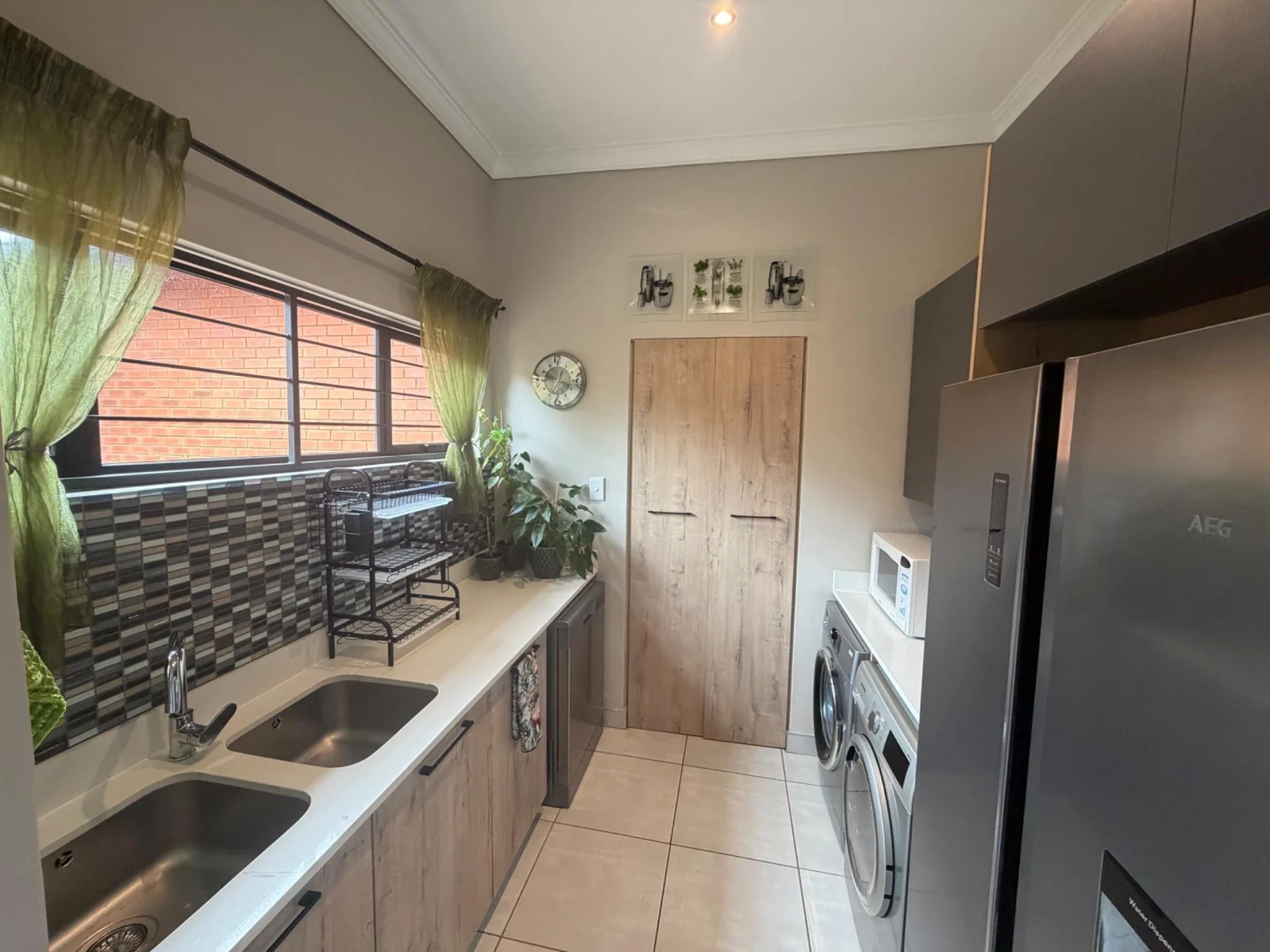 NEW LISTING ..... ENTERTAINERS DELIGHT!