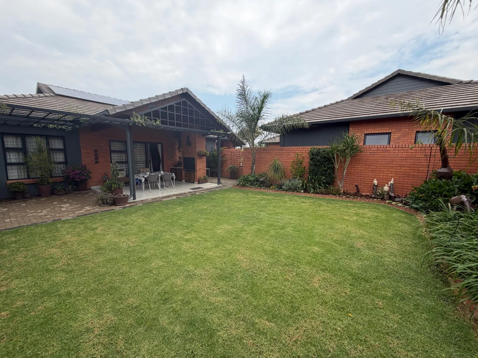 NEW LISTING ..... ENTERTAINERS DELIGHT!