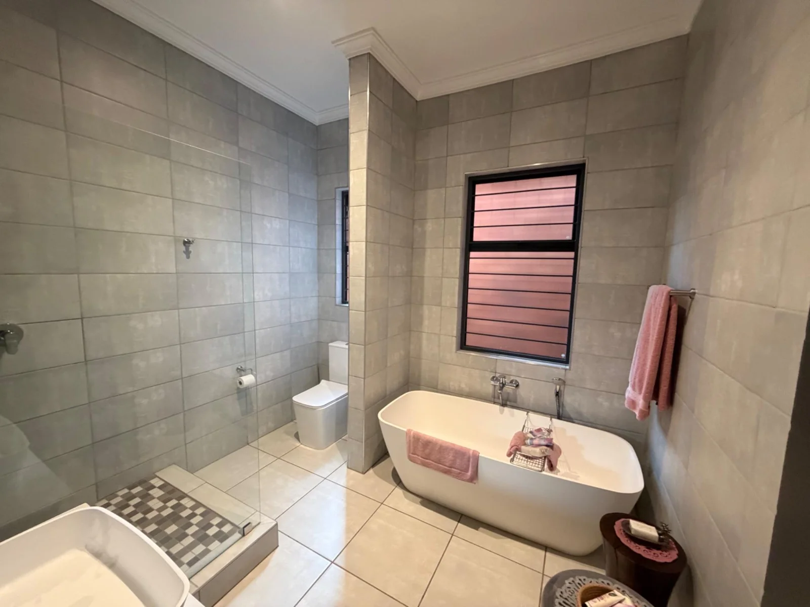 NEW LISTING ..... ENTERTAINERS DELIGHT!