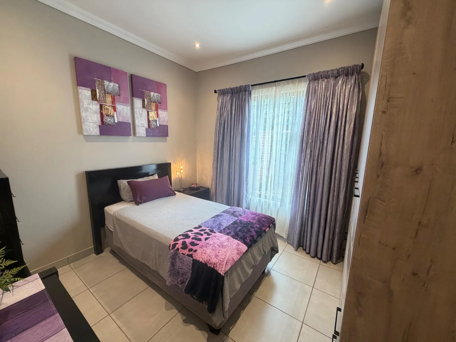 NEW LISTING ..... ENTERTAINERS DELIGHT!