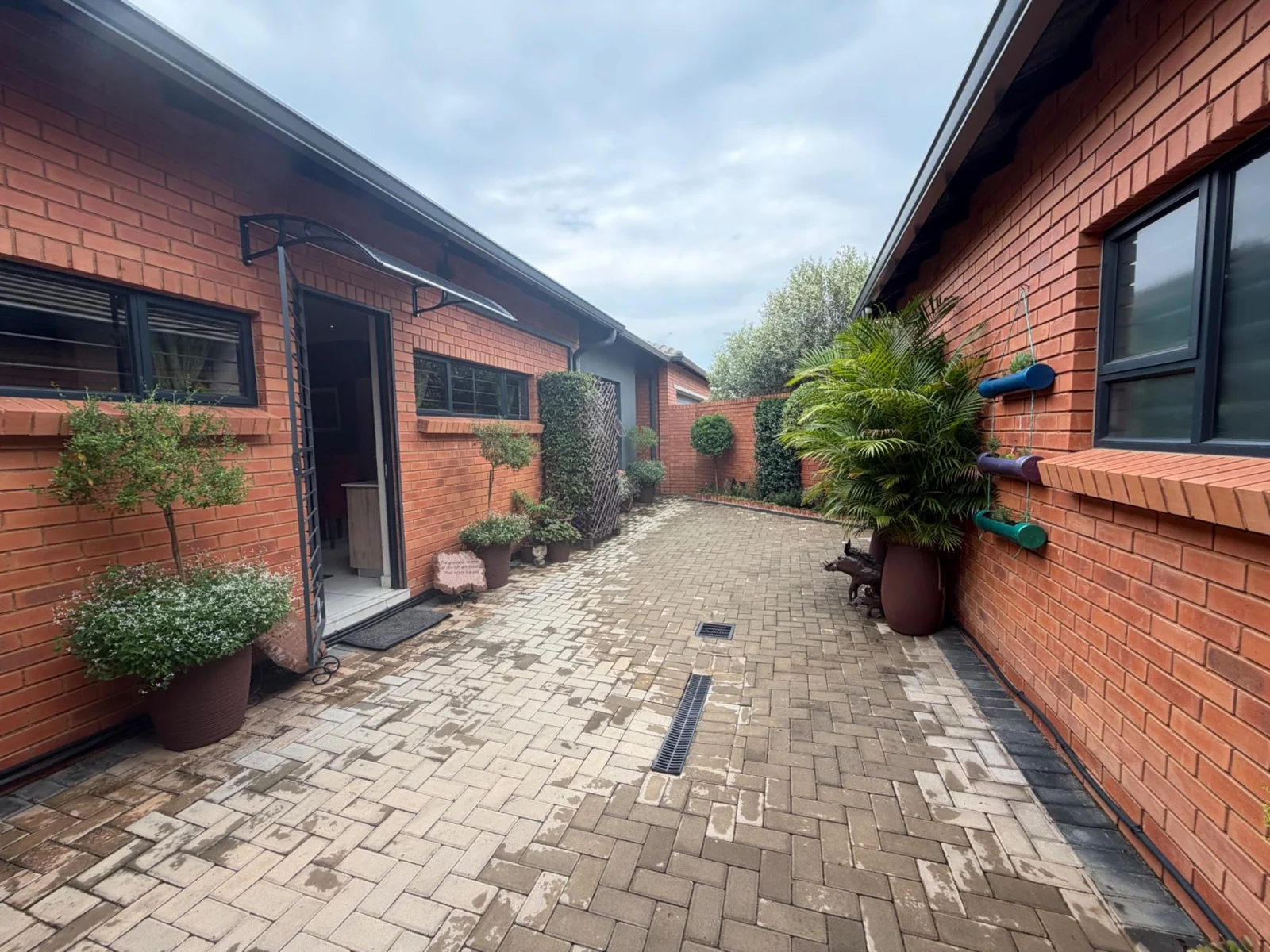 NEW LISTING ..... ENTERTAINERS DELIGHT!