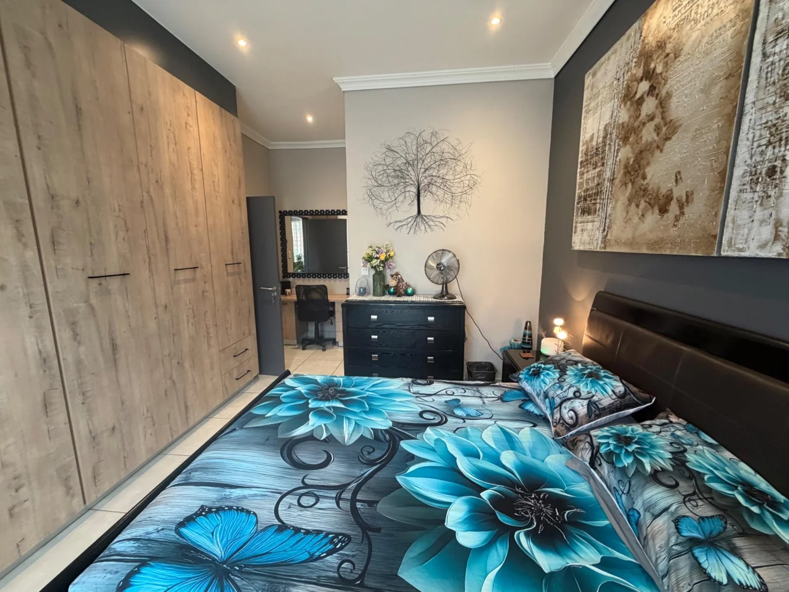 NEW LISTING ..... ENTERTAINERS DELIGHT!