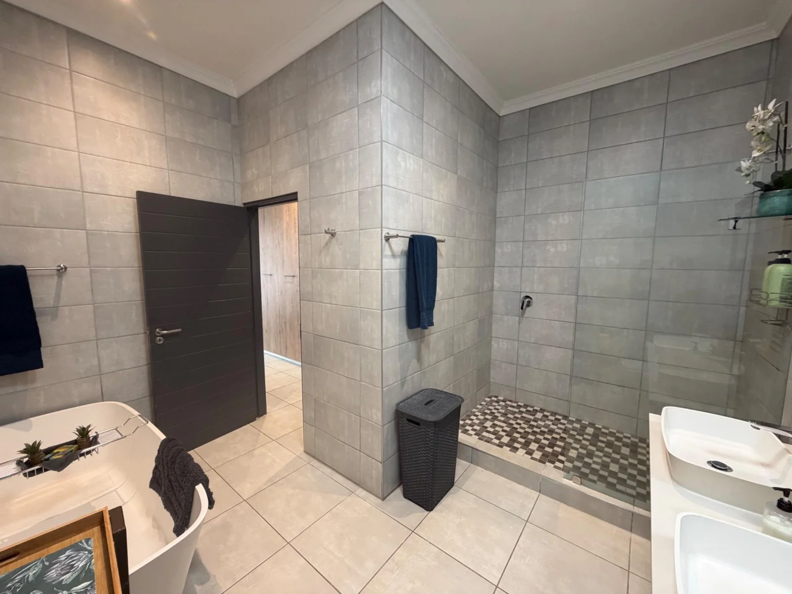 NEW LISTING ..... ENTERTAINERS DELIGHT!