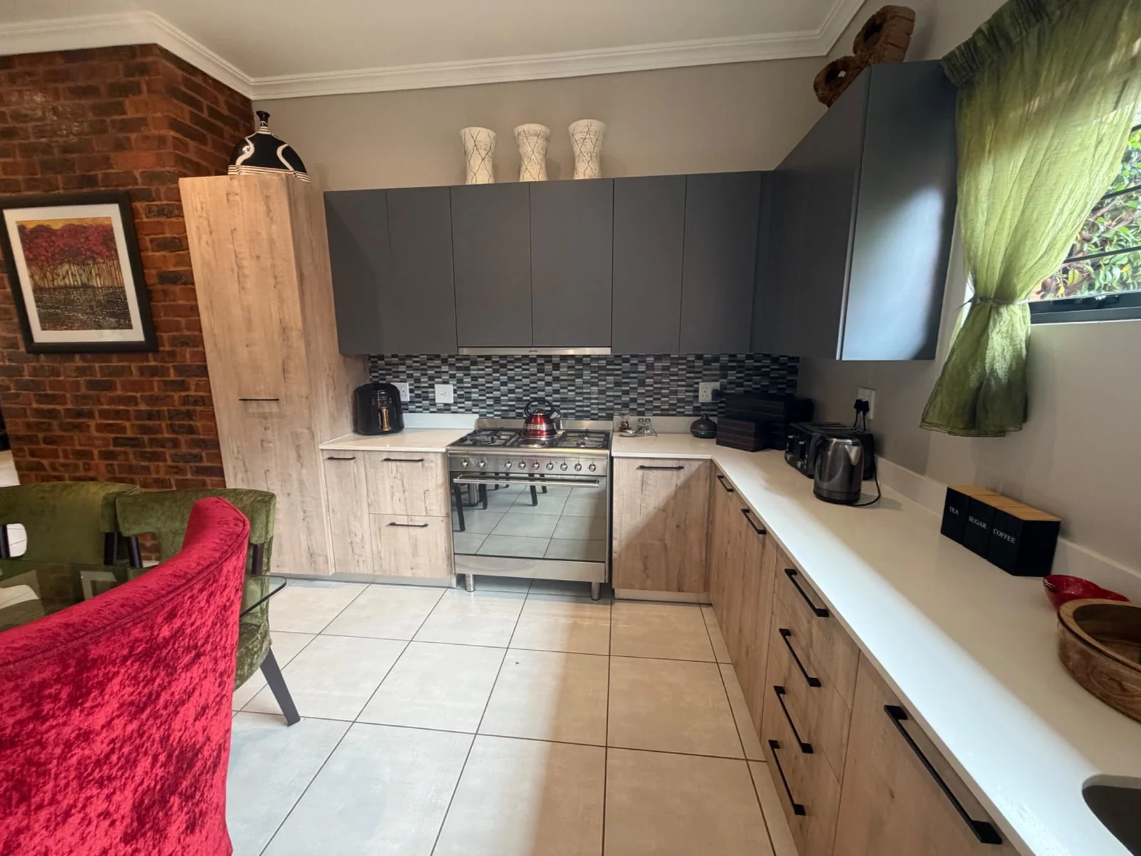 NEW LISTING ..... ENTERTAINERS DELIGHT!