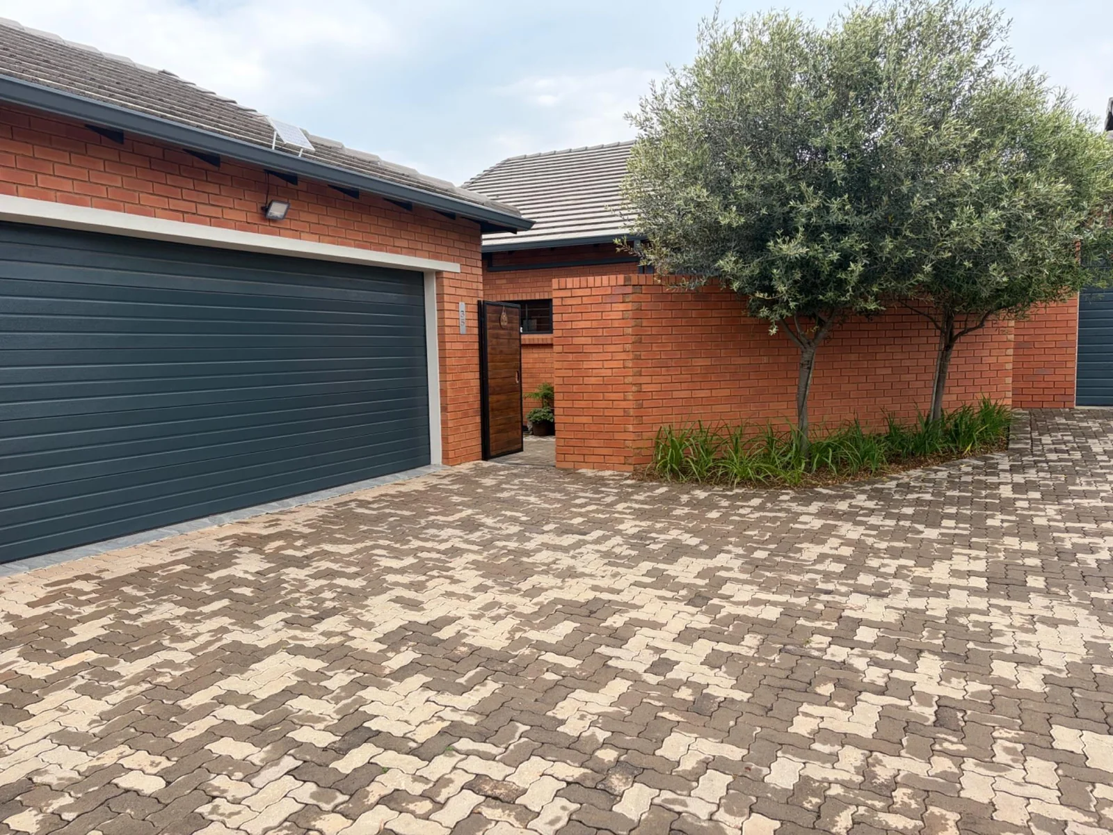 NEW LISTING ..... ENTERTAINERS DELIGHT!