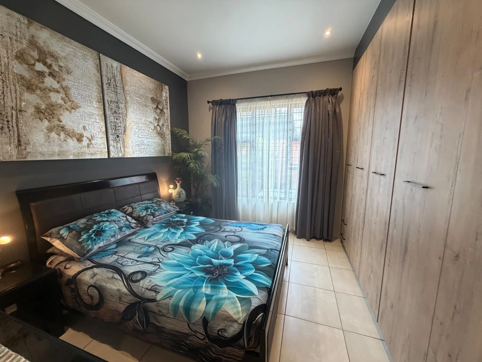 NEW LISTING ..... ENTERTAINERS DELIGHT!