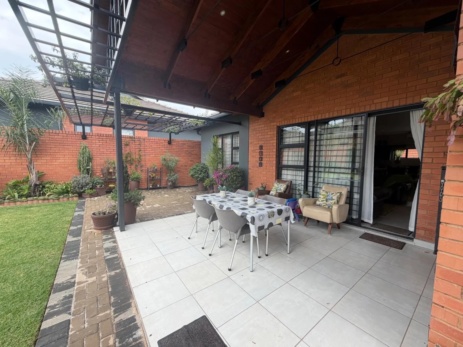 NEW LISTING ..... ENTERTAINERS DELIGHT!