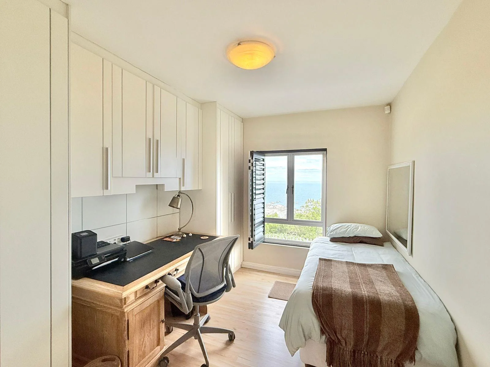 Furnished, modern and light apartment with stunning sea and mountain views.