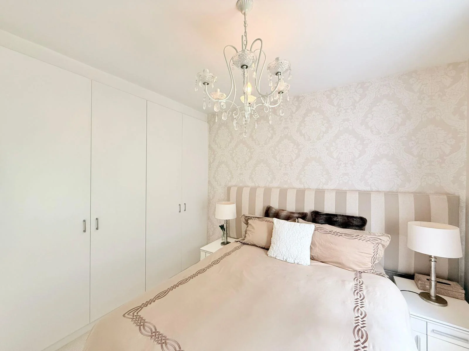 Furnished, modern and light apartment with stunning sea and mountain views.