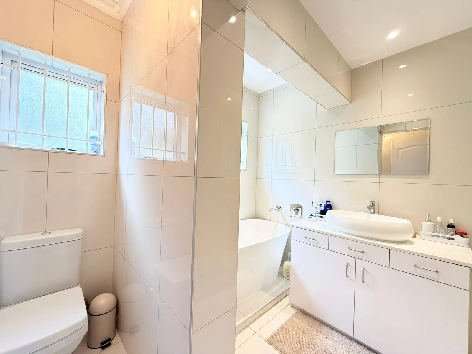 Furnished, modern and light apartment with stunning sea and mountain views.